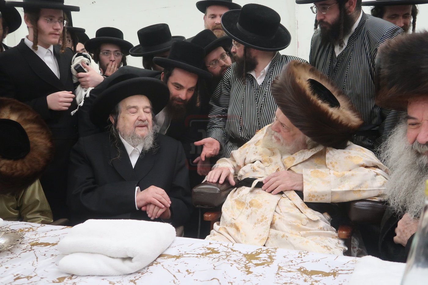 הגה"צ רבי יעקב מאיר שכטר בברית אצל האדמו"ר מתולדות אברהם יצחק