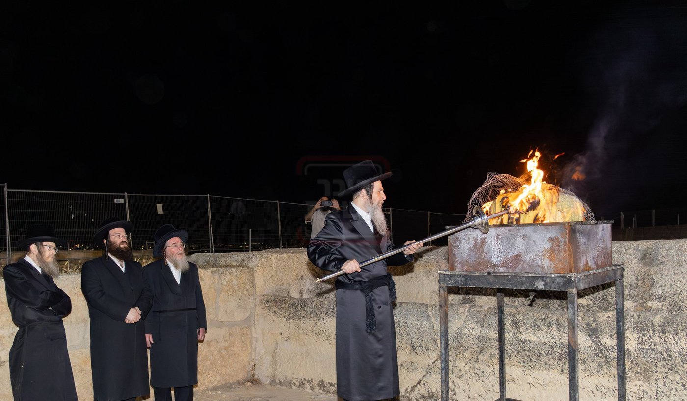 האדמו"ר מאונגוואר במעמד ההדלקה בציון שמואל הנביא