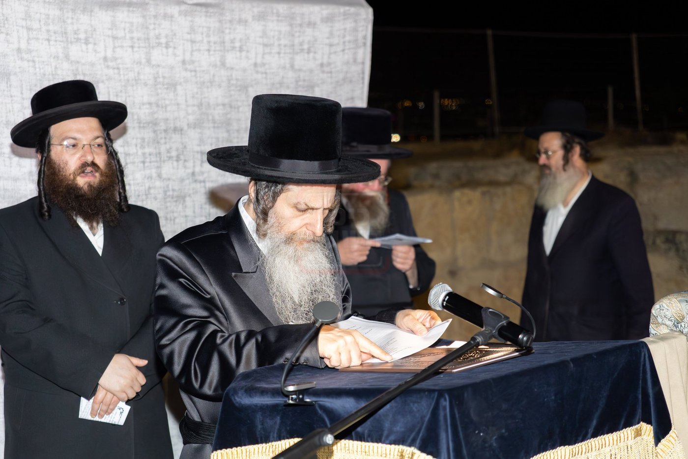 האדמו"ר מאונגוואר במעמד ההדלקה בציון שמואל הנביא