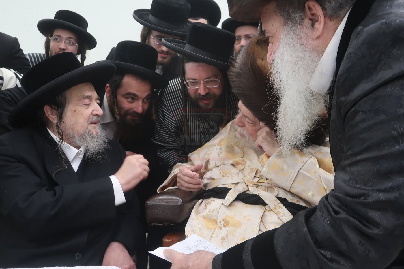 הגה"צ רבי יעקב מאיר שכטר בברית אצל האדמו"ר מתולדות אברהם יצחק