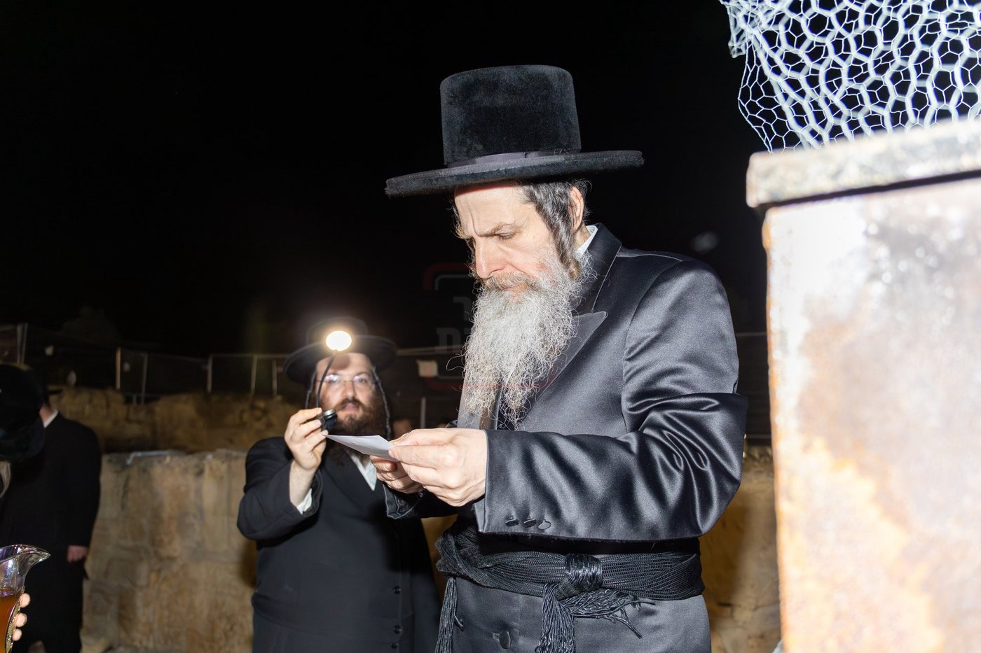 האדמו"ר מאונגוואר במעמד ההדלקה בציון שמואל הנביא