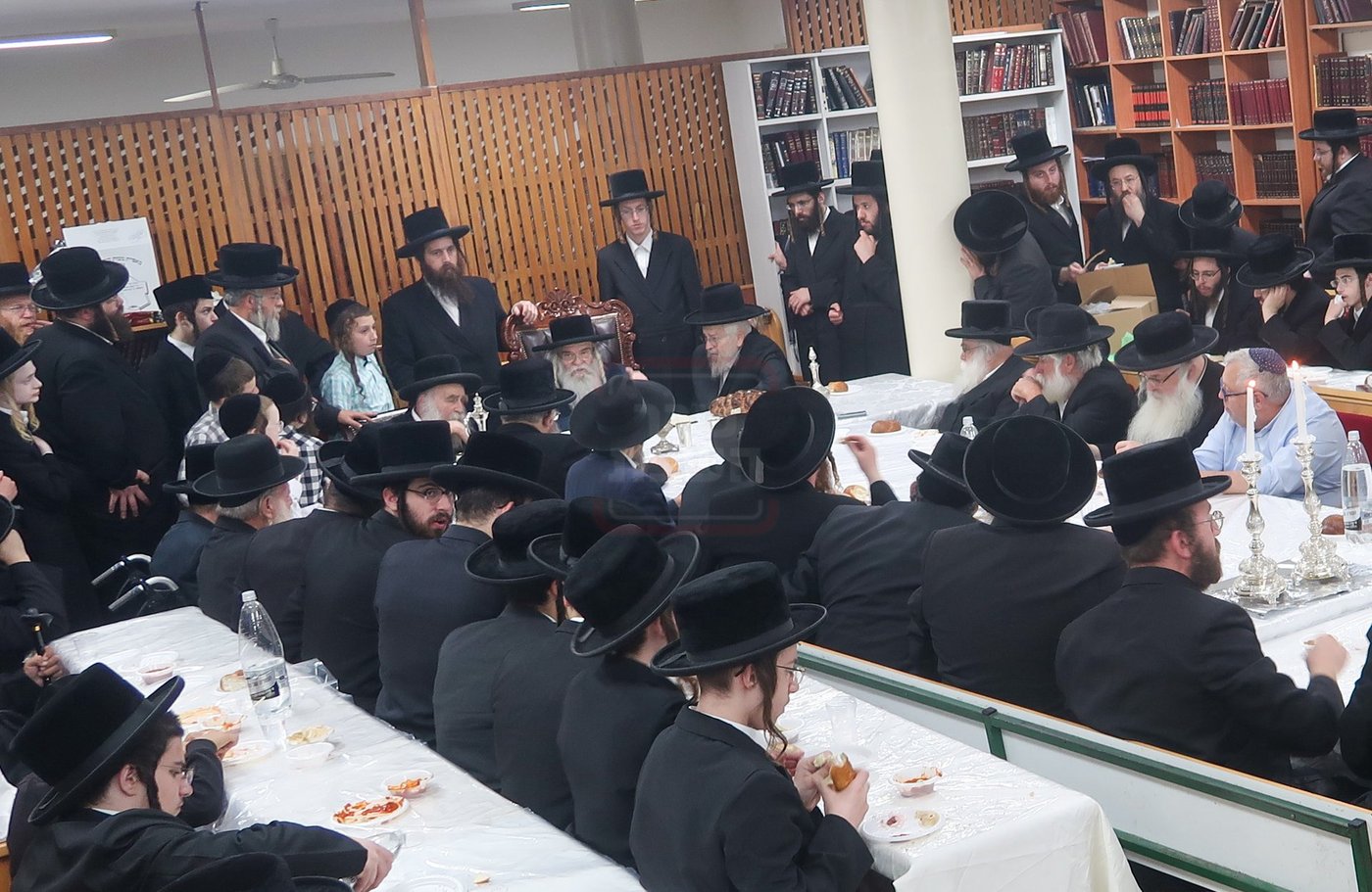 האדמו"ר מקרעטשניף י-ם בכפר עטה