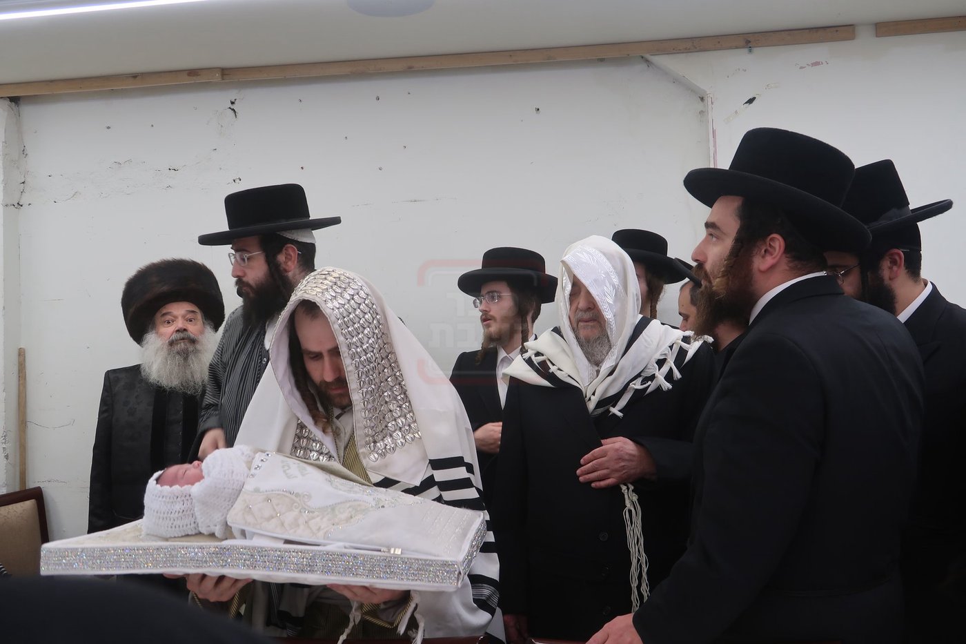 הגה"צ רבי יעקב מאיר שכטר בברית אצל האדמו"ר מתולדות אברהם יצחק