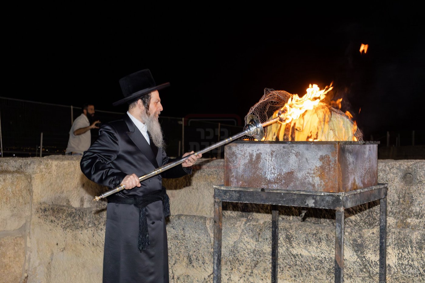 האדמו"ר מאונגוואר במעמד ההדלקה בציון שמואל הנביא