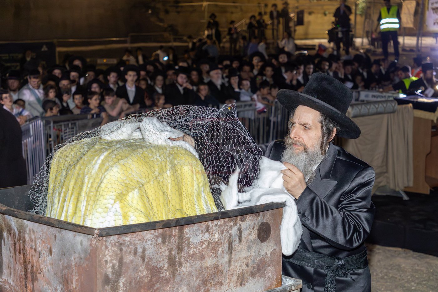 האדמו"ר מאונגוואר במעמד ההדלקה בציון שמואל הנביא