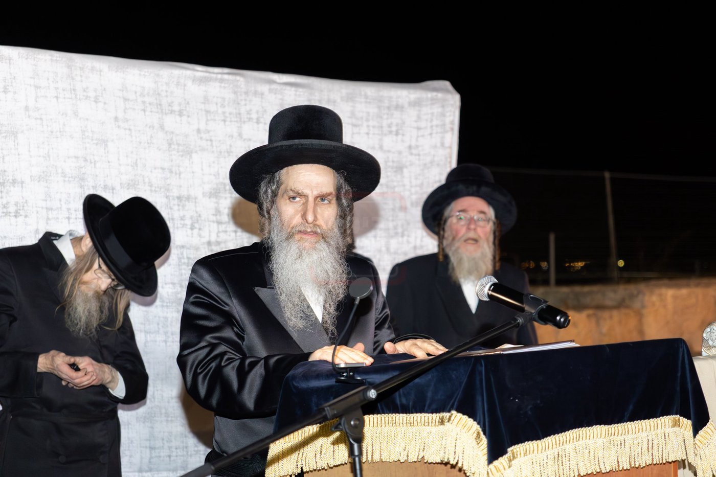 האדמו"ר מאונגוואר במעמד ההדלקה בציון שמואל הנביא