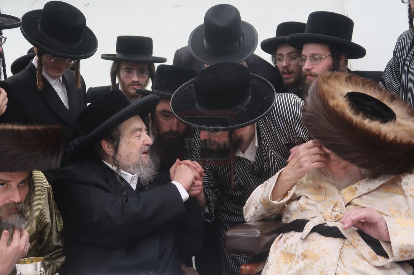 הגה"צ רבי יעקב מאיר שכטר בברית אצל האדמו"ר מתולדות אברהם יצחק