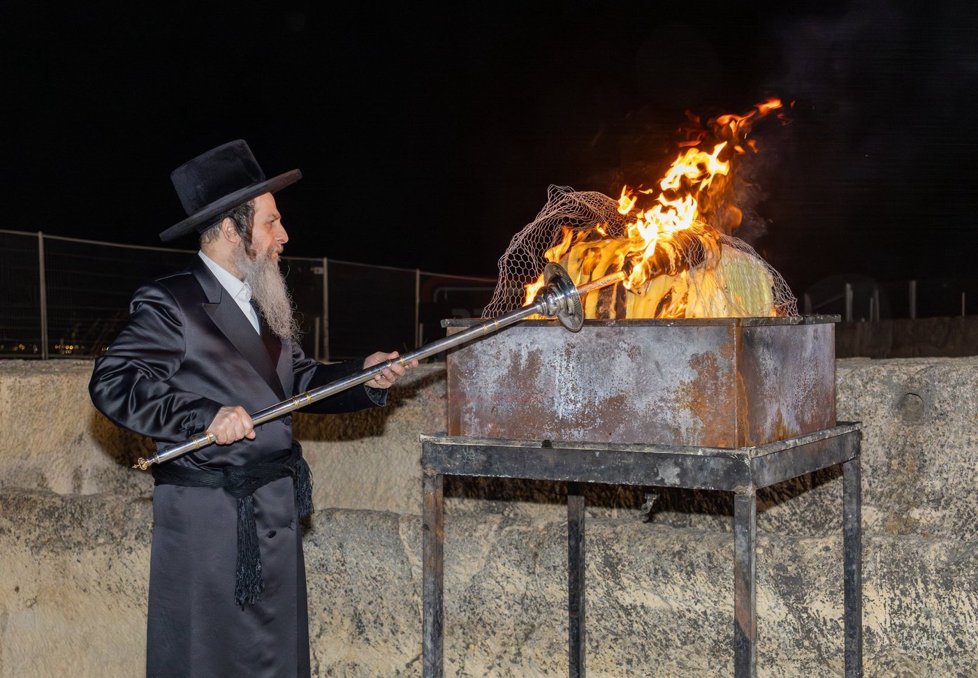 האדמו"ר מאונגוואר במעמד ההדלקה בציון שמואל הנביא