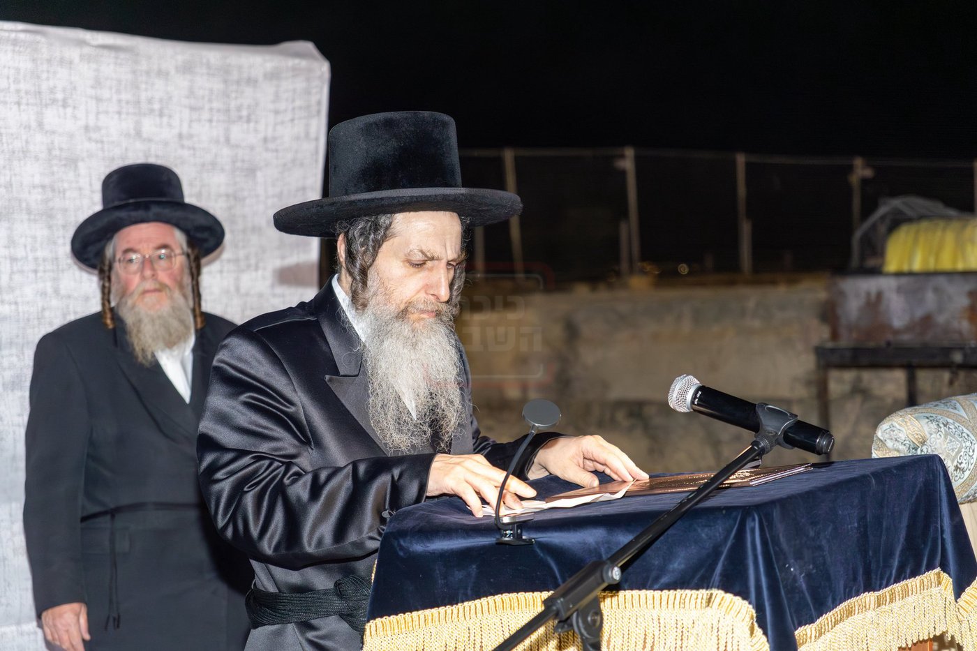 האדמו"ר מאונגוואר במעמד ההדלקה בציון שמואל הנביא