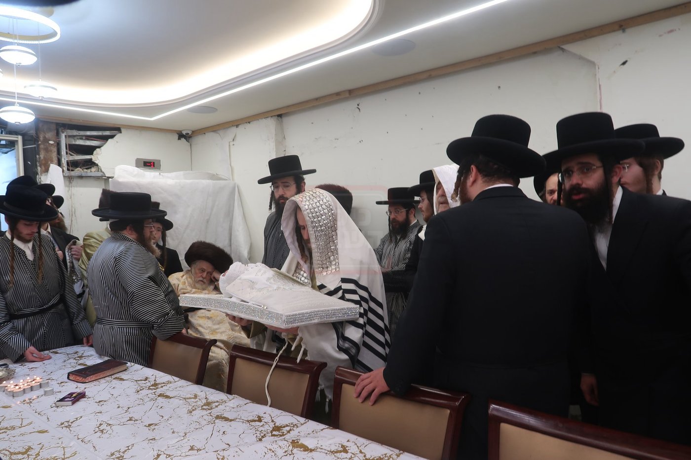 הגה"צ רבי יעקב מאיר שכטר בברית אצל האדמו"ר מתולדות אברהם יצחק