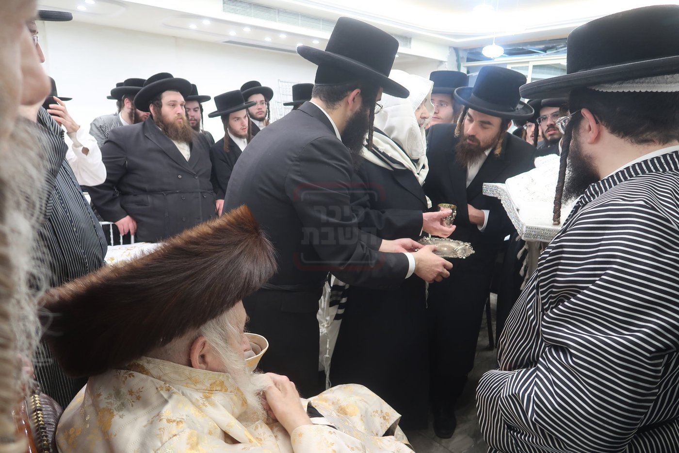 הגה"צ רבי יעקב מאיר שכטר בברית אצל האדמו"ר מתולדות אברהם יצחק