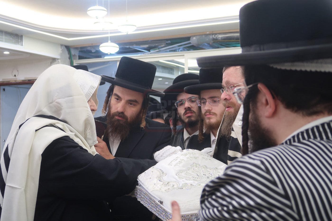הגה"צ רבי יעקב מאיר שכטר בברית אצל האדמו"ר מתולדות אברהם יצחק