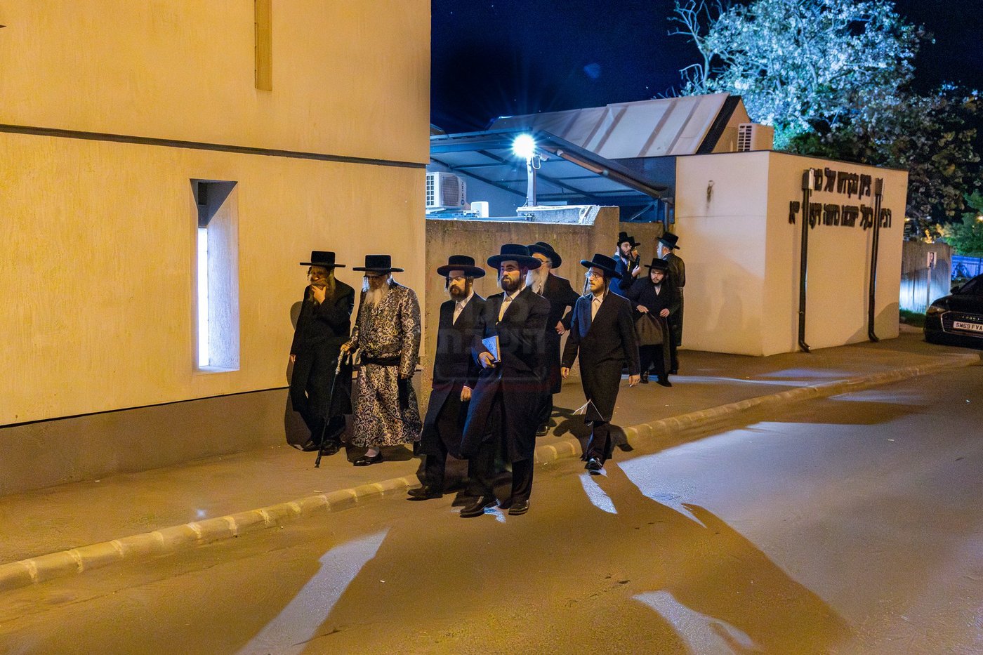 האדמו"ר מסאטמר בתפילה באוהל