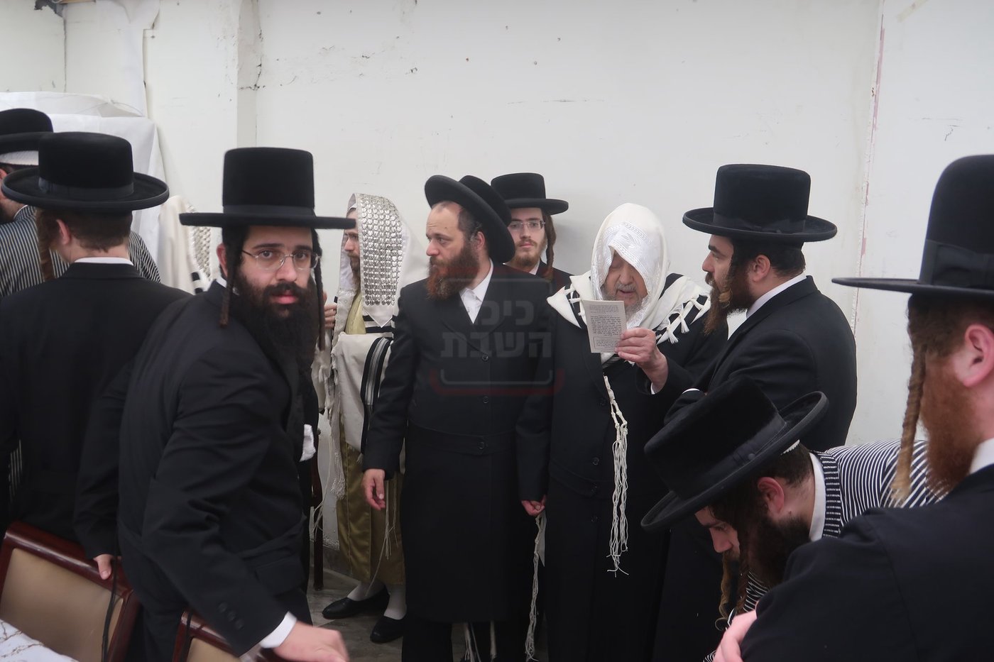הגה"צ רבי יעקב מאיר שכטר בברית אצל האדמו"ר מתולדות אברהם יצחק