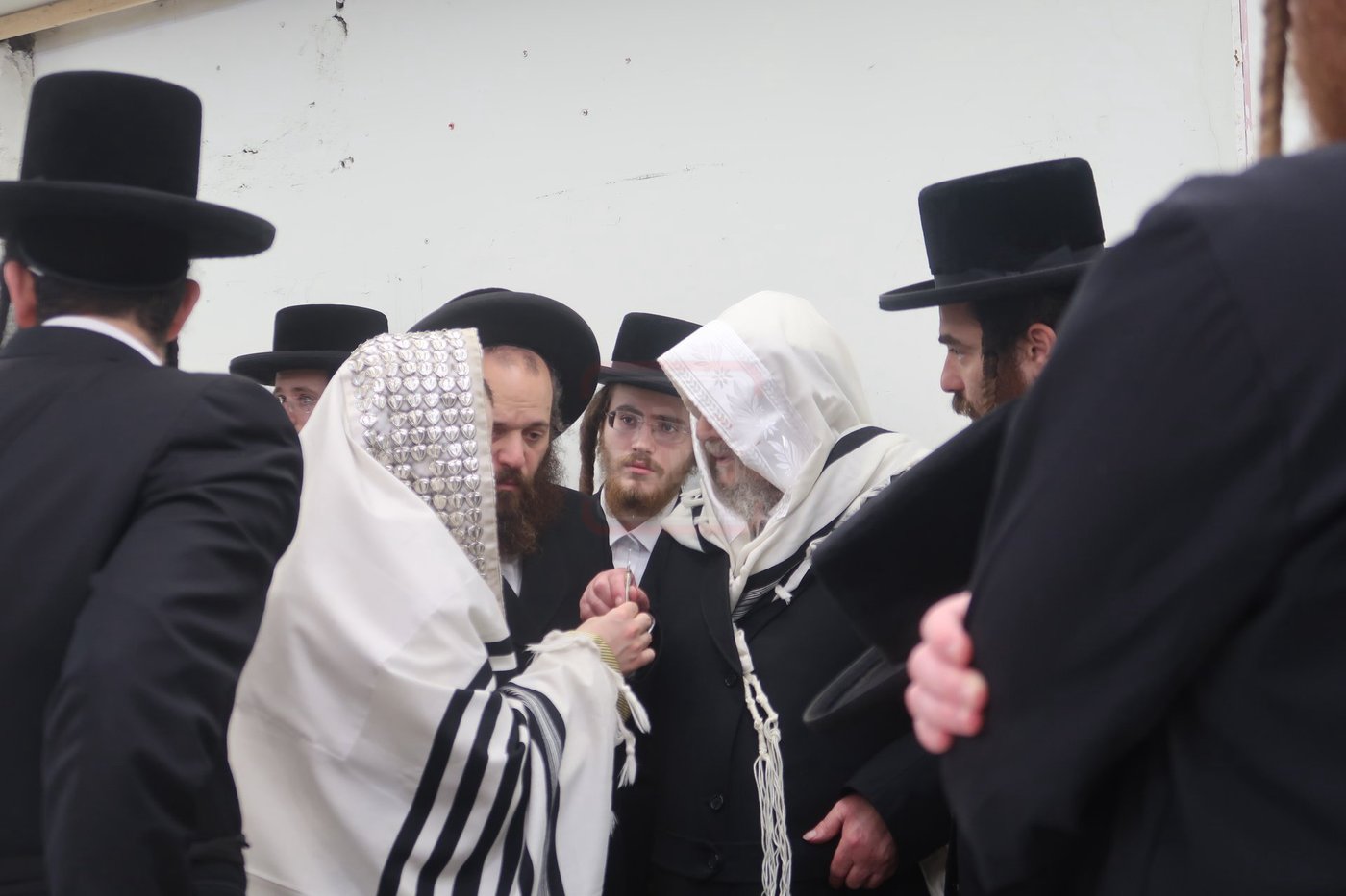 הגה"צ רבי יעקב מאיר שכטר בברית אצל האדמו"ר מתולדות אברהם יצחק