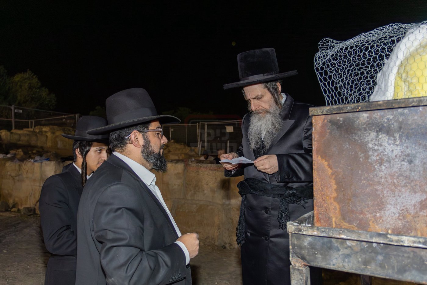 האדמו"ר מאונגוואר במעמד ההדלקה בציון שמואל הנביא