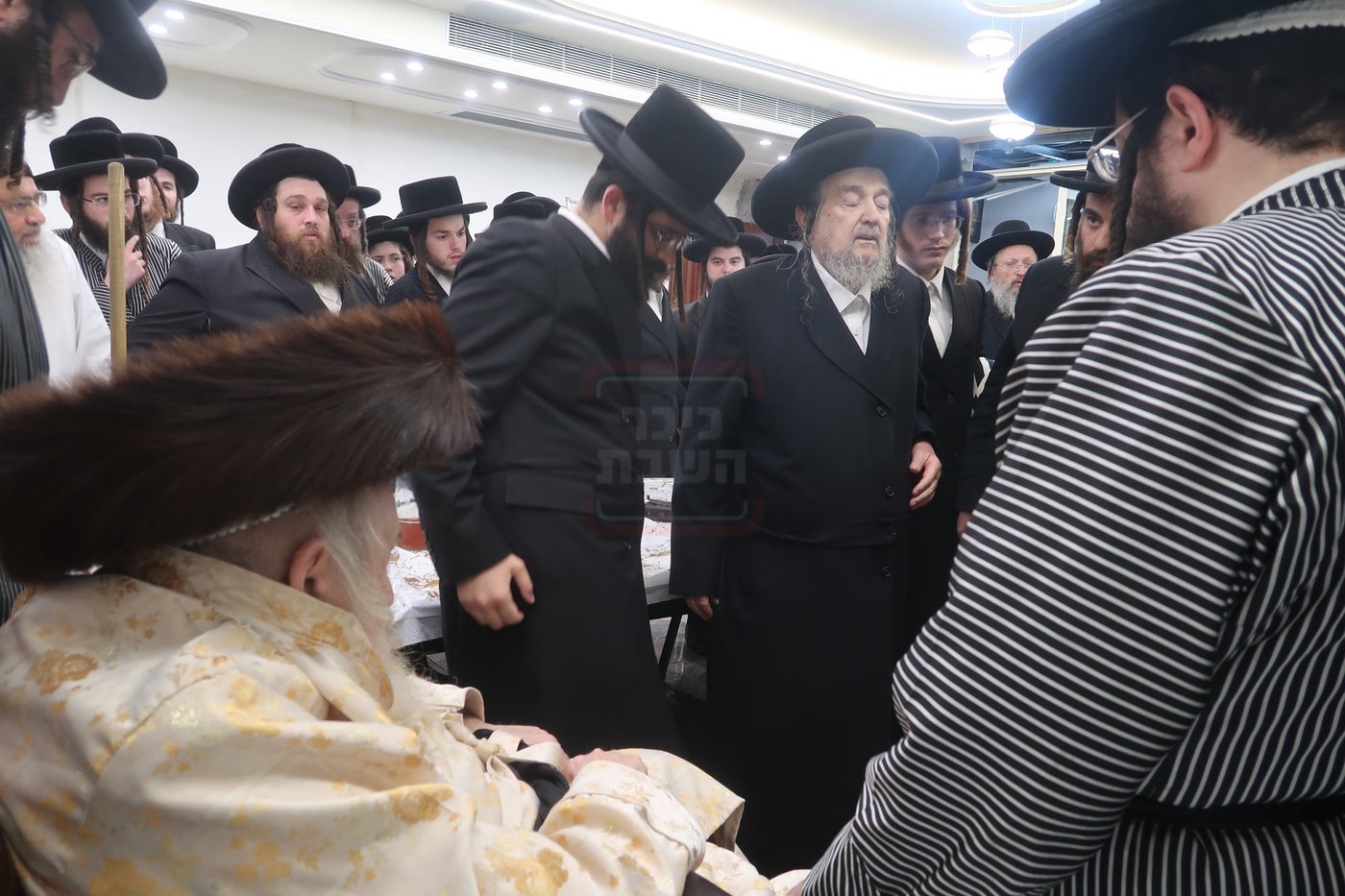 הגה"צ רבי יעקב מאיר שכטר בברית אצל האדמו"ר מתולדות אברהם יצחק