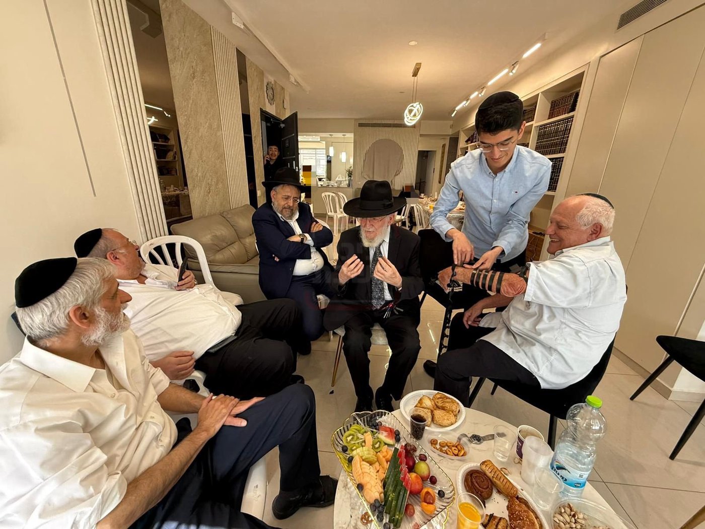 השר חיים כץ בהנחת תפילין, היום