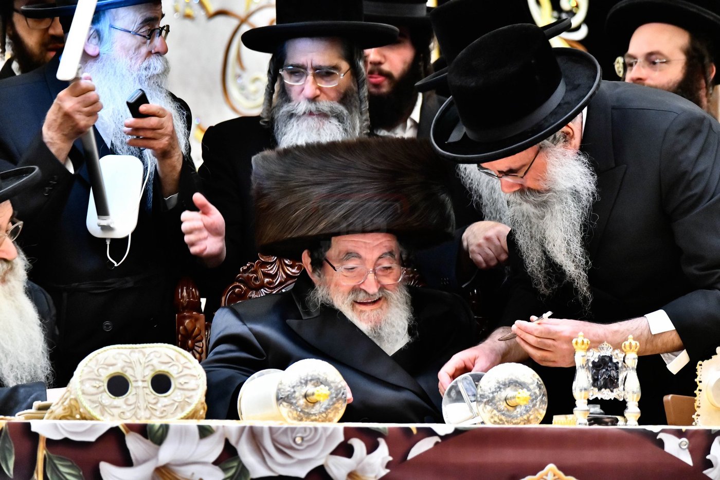 האדמו"ר מויז'ניץ בסיום כתיבת ספר התורה