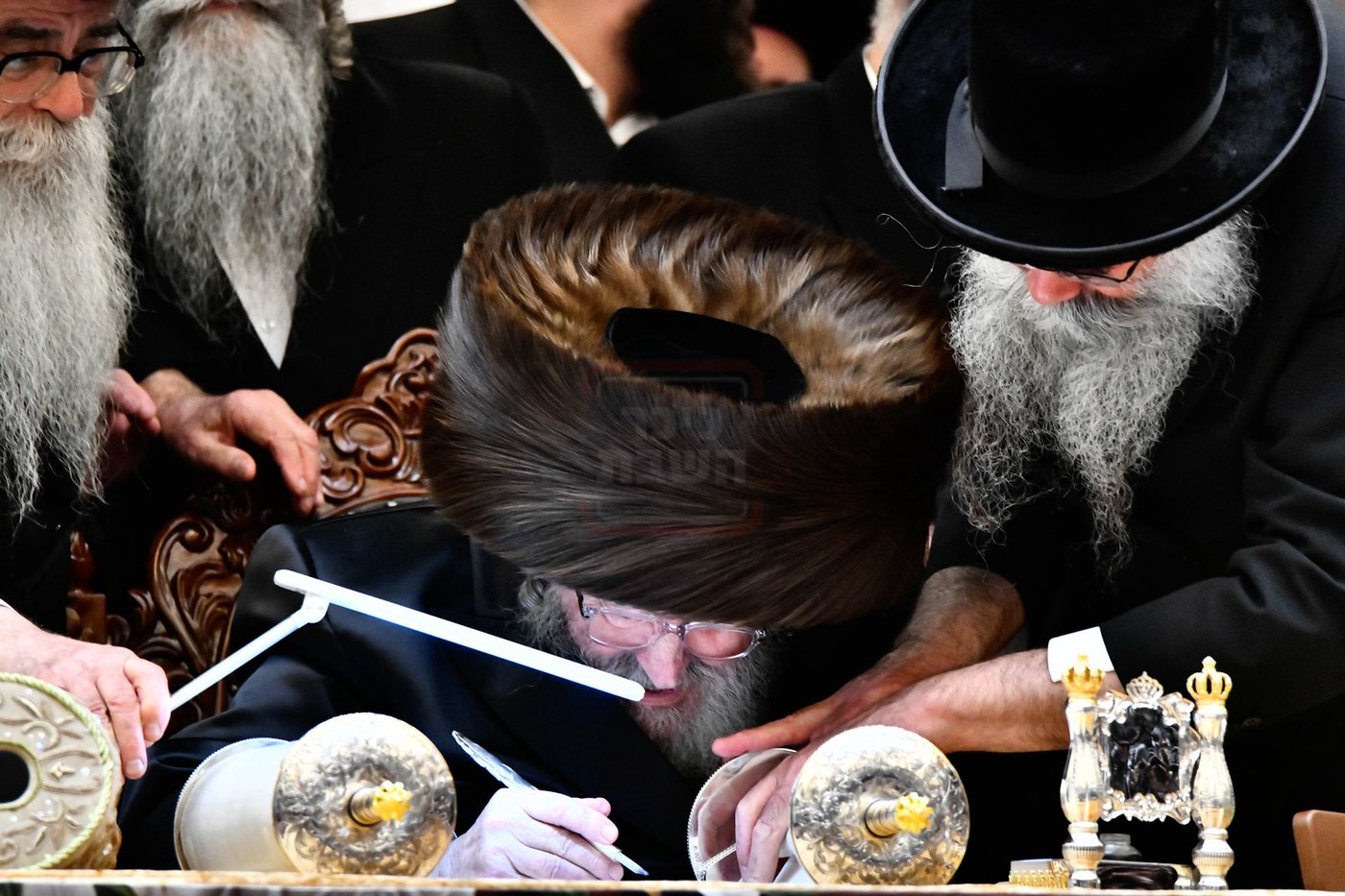 האדמו"ר מויז'ניץ בסיום כתיבת ספר התורה