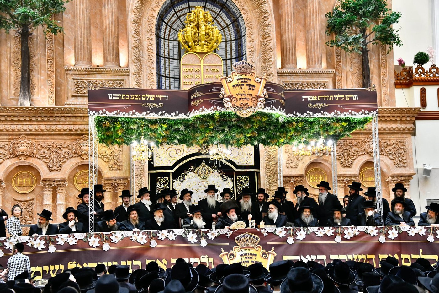 האדמו"ר מויז'ניץ בסיום כתיבת ספר התורה