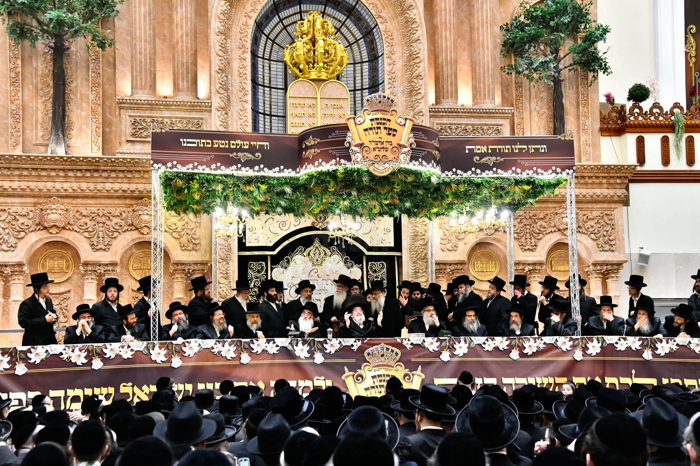 האדמו"ר מויז'ניץ בסיום כתיבת ספר התורה