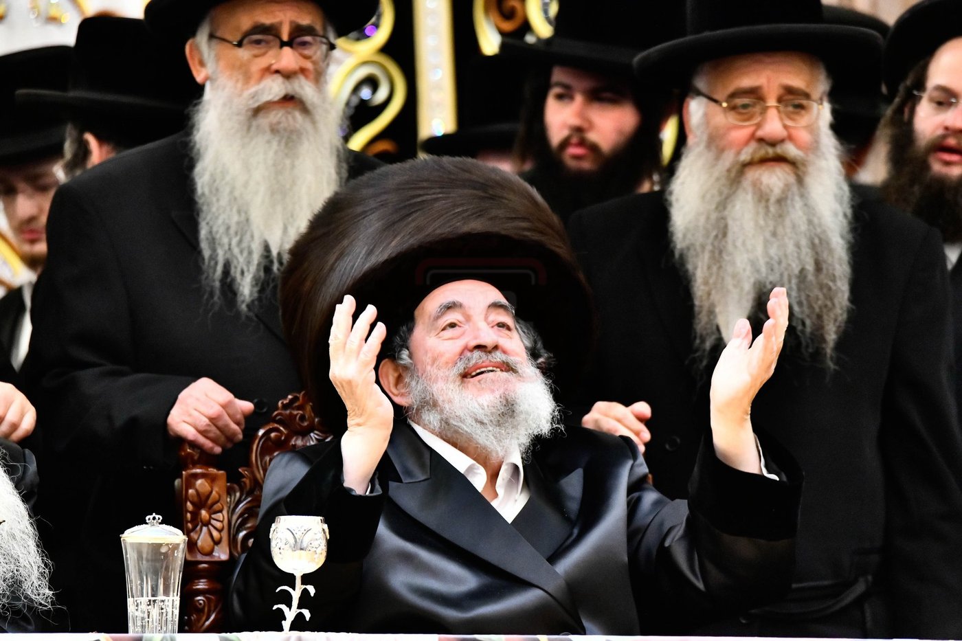 האדמו"ר מויז'ניץ בסיום כתיבת ספר התורה