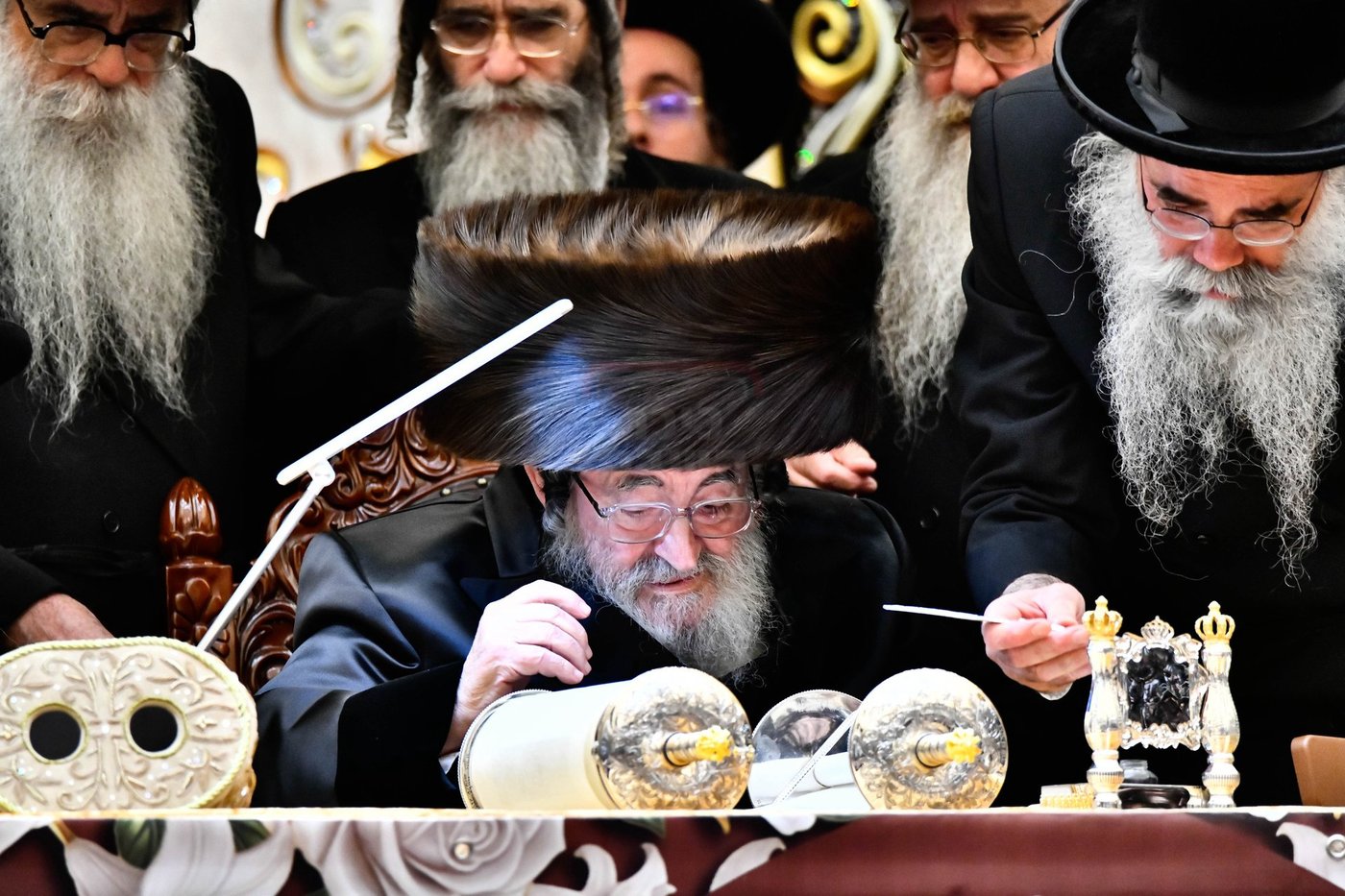 האדמו"ר מויז'ניץ בסיום כתיבת ספר התורה
