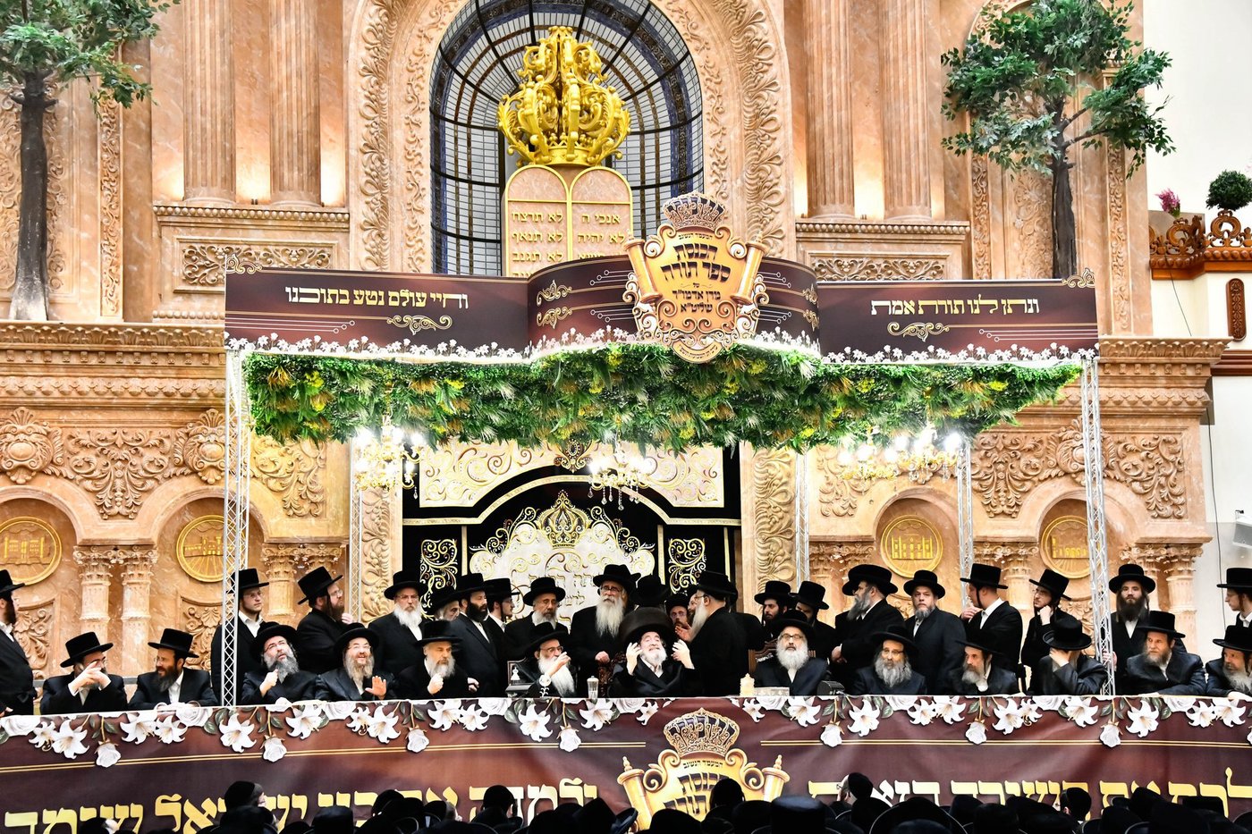 האדמו"ר מויז'ניץ בסיום כתיבת ספר התורה