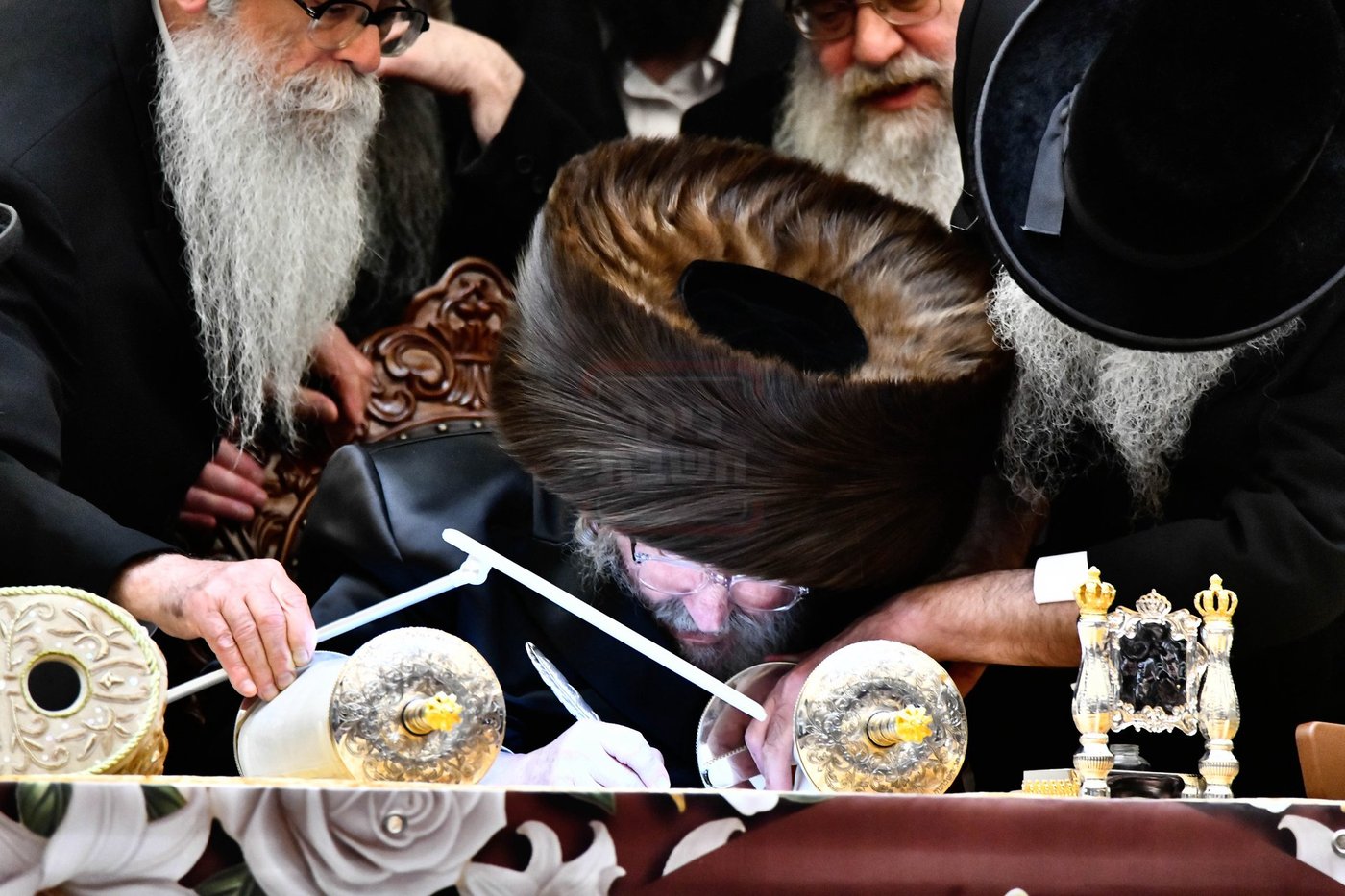 האדמו"ר מויז'ניץ בסיום כתיבת ספר התורה