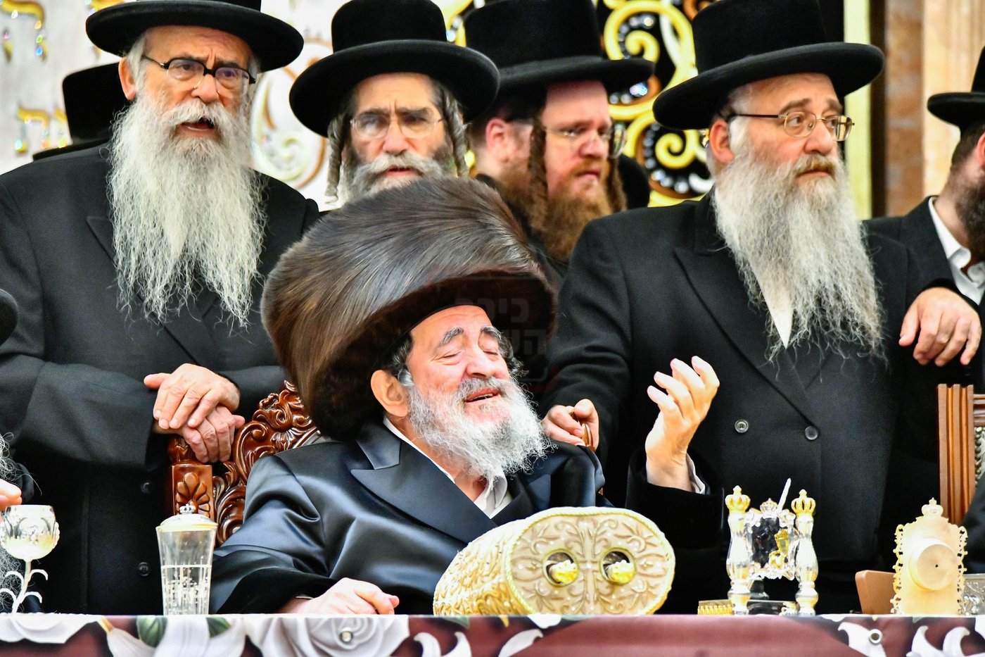 האדמו"ר מויז'ניץ בסיום כתיבת ספר התורה