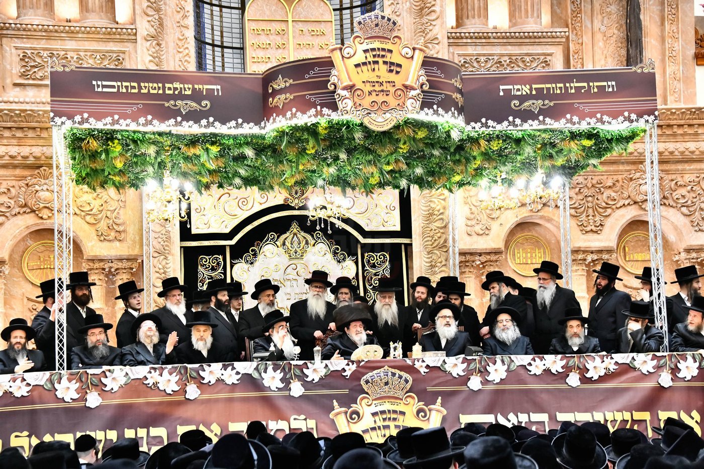 האדמו"ר מויז'ניץ בסיום כתיבת ספר התורה