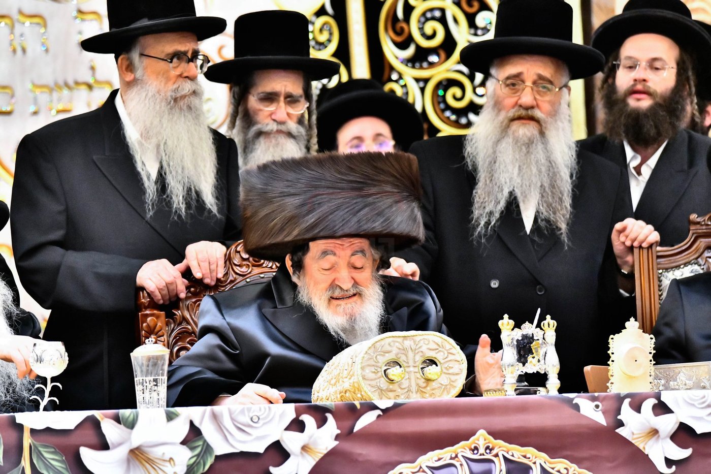 האדמו"ר מויז'ניץ בסיום כתיבת ספר התורה