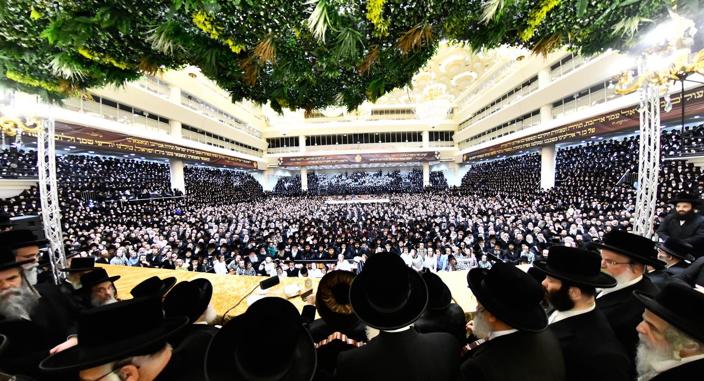 האדמו"ר מויז'ניץ בסיום כתיבת ספר התורה