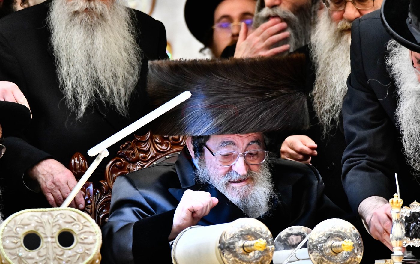 האדמו"ר מויז'ניץ בסיום כתיבת ספר התורה