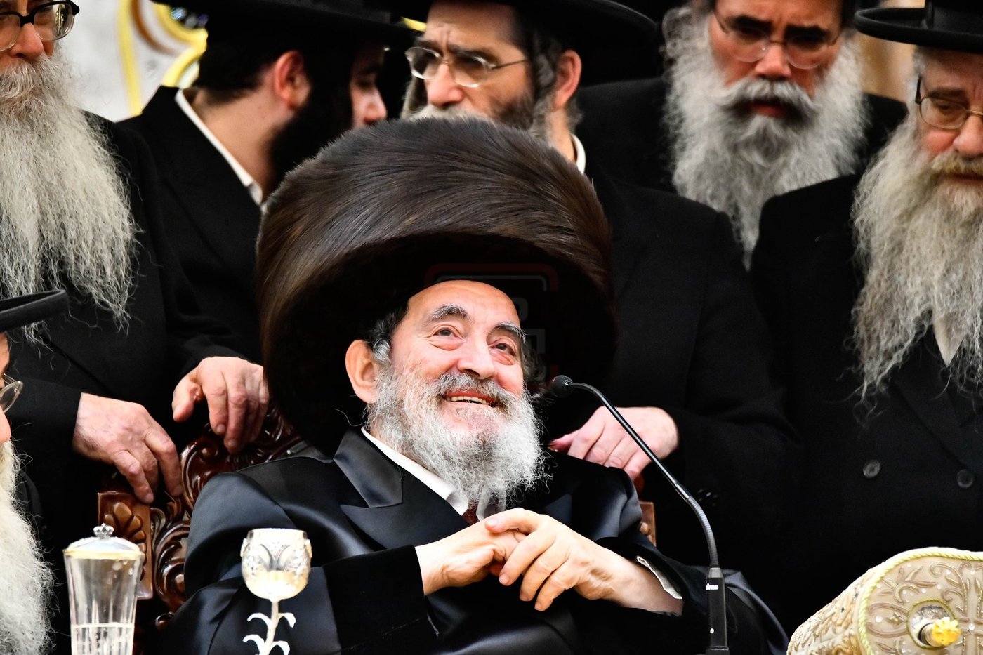 האדמו"ר מויז'ניץ בסיום כתיבת ספר התורה