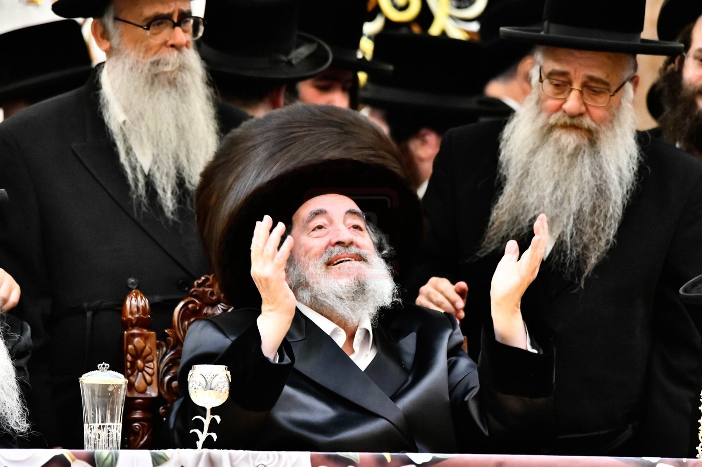 האדמו"ר מויז'ניץ בסיום כתיבת ספר התורה