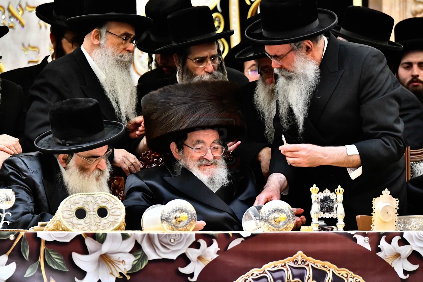 האדמו"ר מויז'ניץ בסיום כתיבת ספר התורה