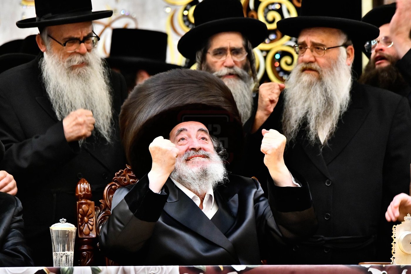 האדמו"ר מויז'ניץ בסיום כתיבת ספר התורה
