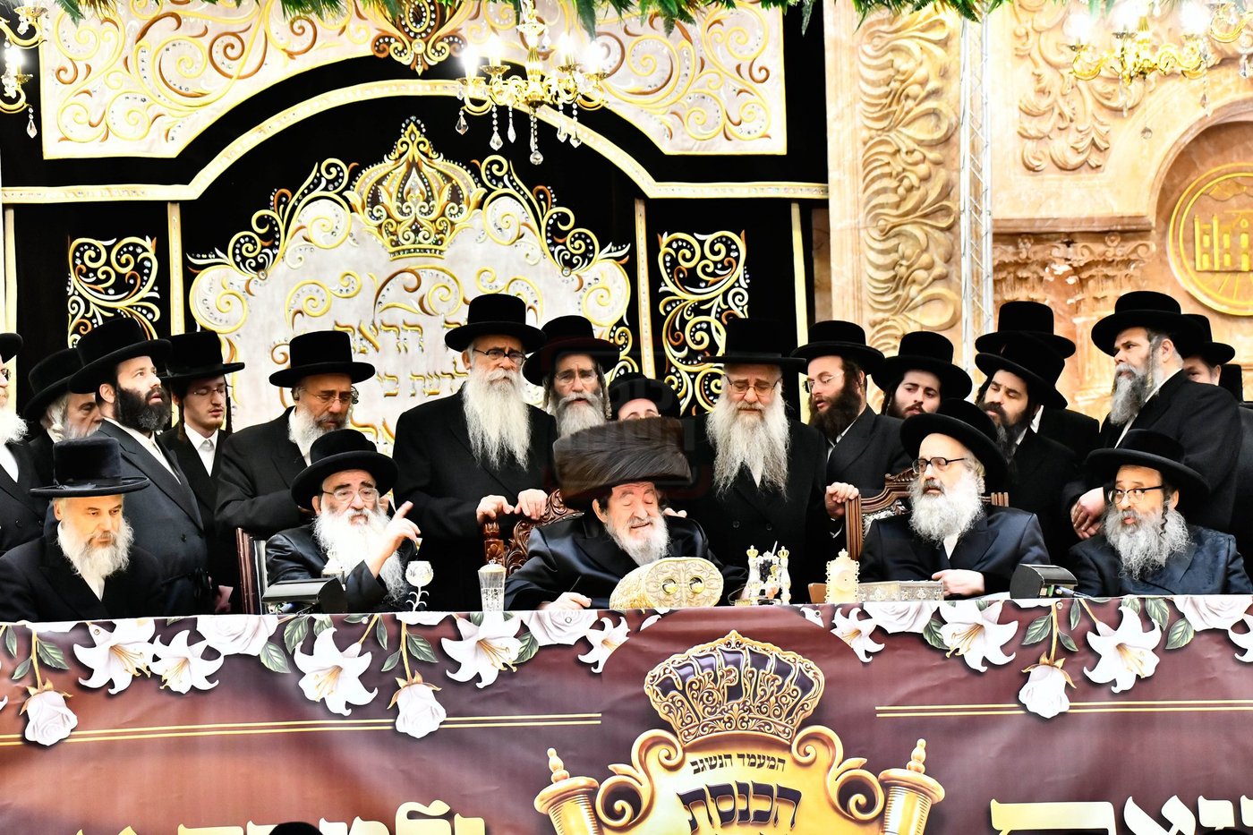 האדמו"ר מויז'ניץ בסיום כתיבת ספר התורה