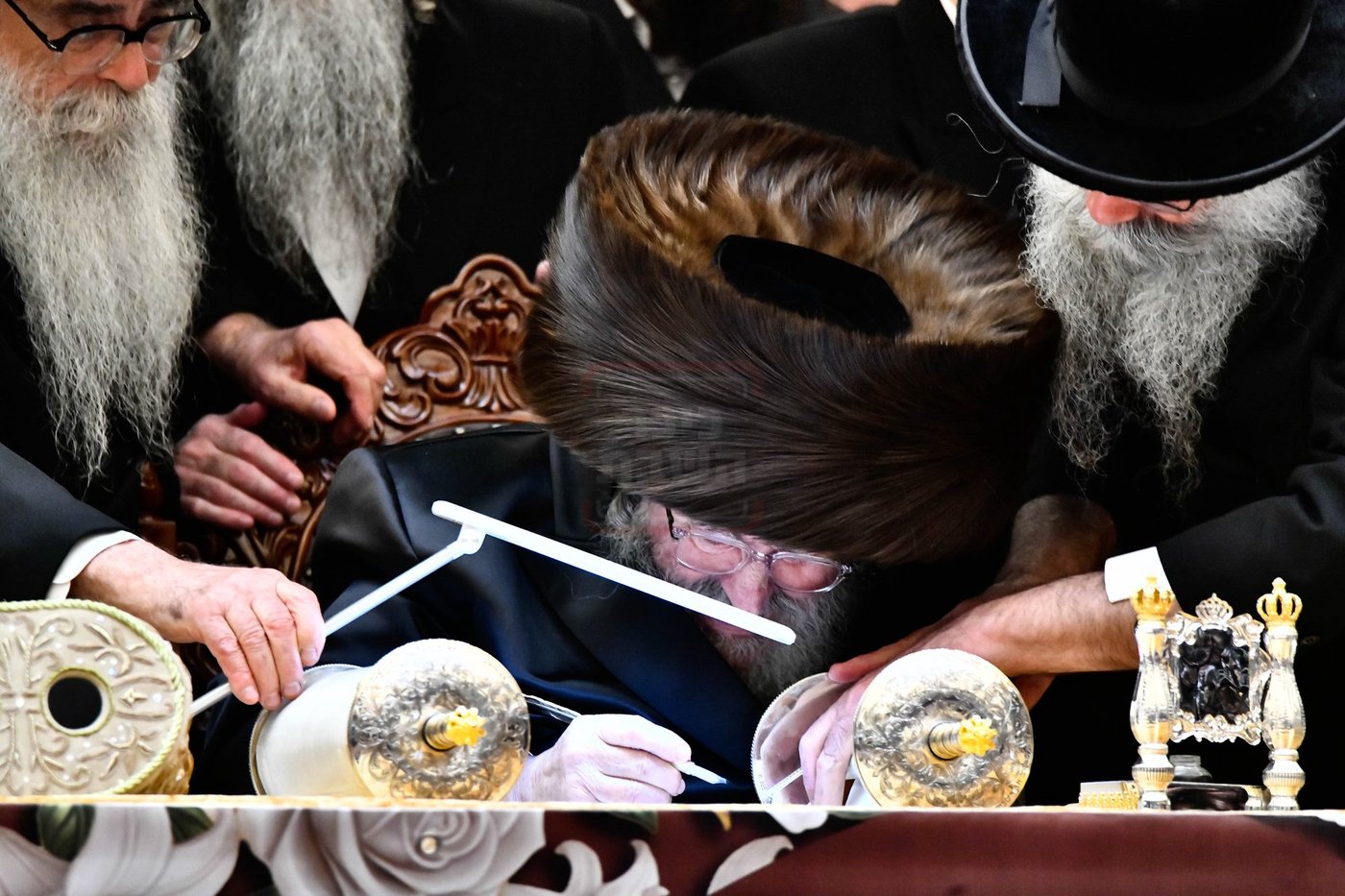 האדמו"ר מויז'ניץ בסיום כתיבת ספר התורה