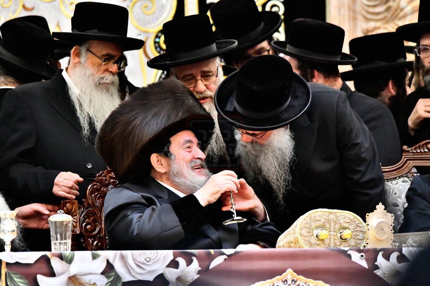 האדמו"ר מויז'ניץ בסיום כתיבת ספר התורה