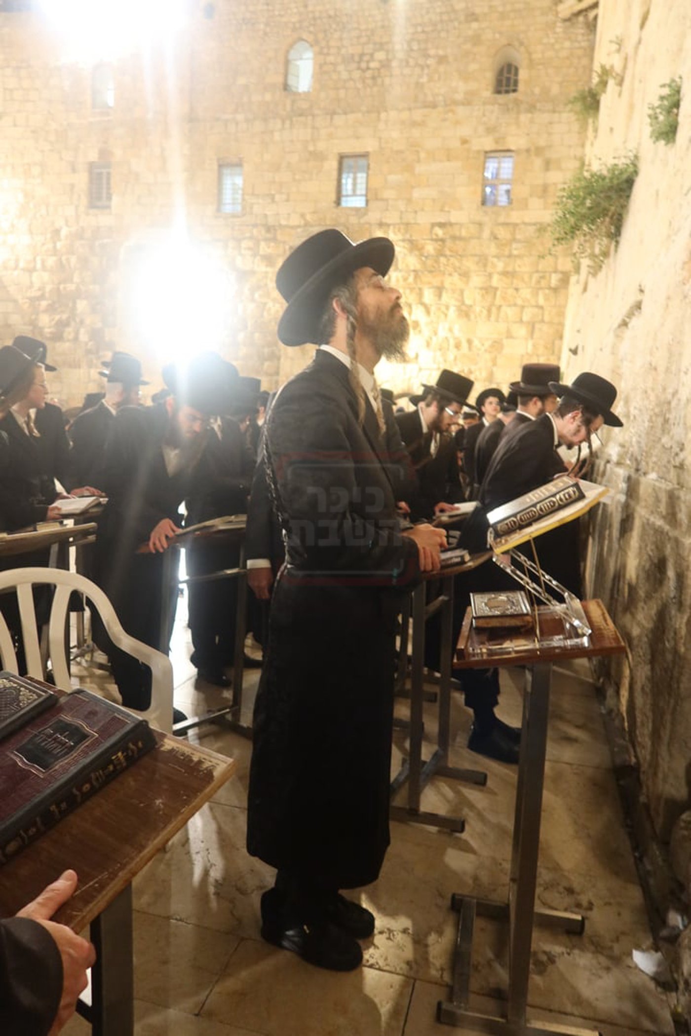 האדמו"ר מזוועהיל בכותל המערבי ערב חג השבועות