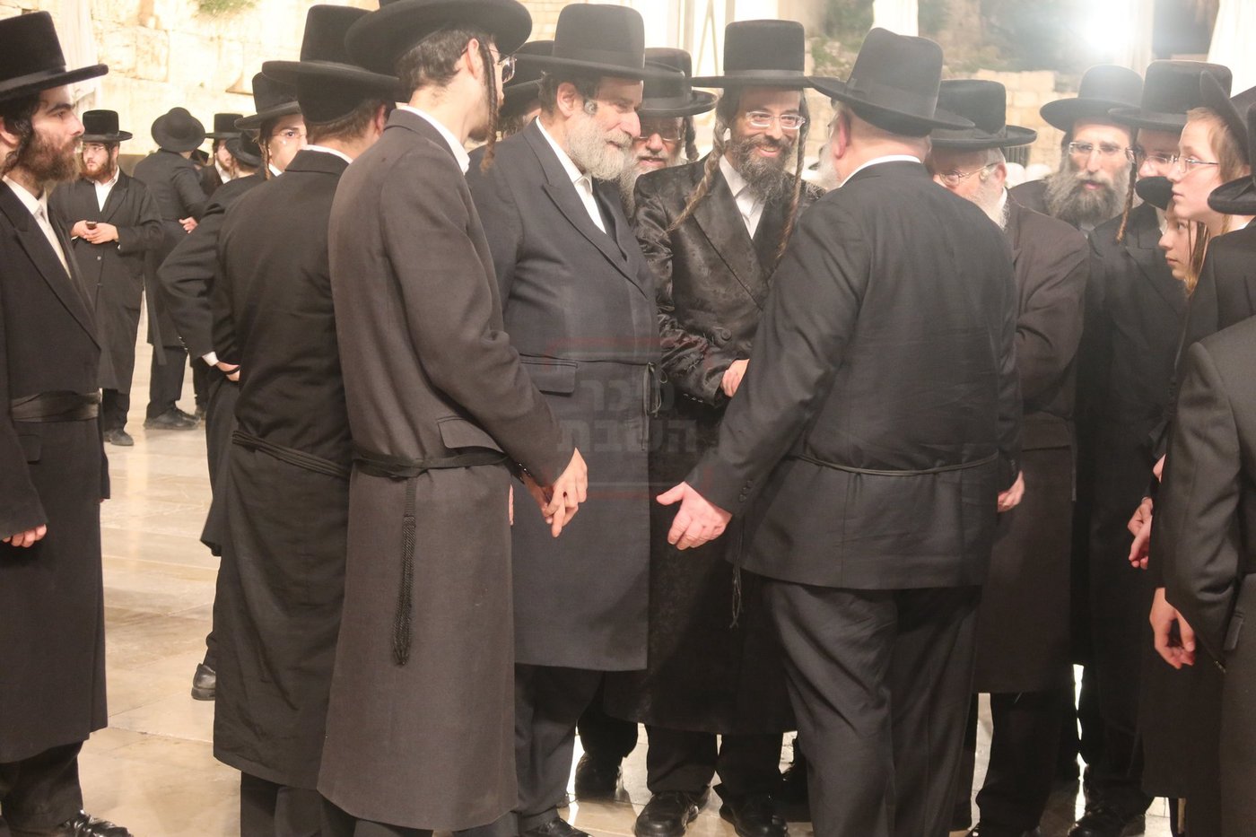 האדמו"ר מזוועהיל בכותל המערבי ערב חג השבועות