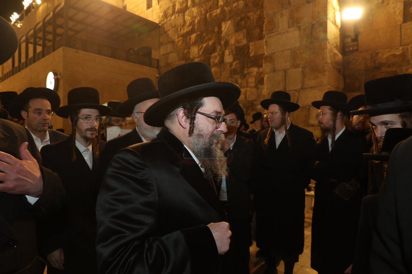 אדמורי"ם ורבנים בכותל - אסרו חג שבועות
