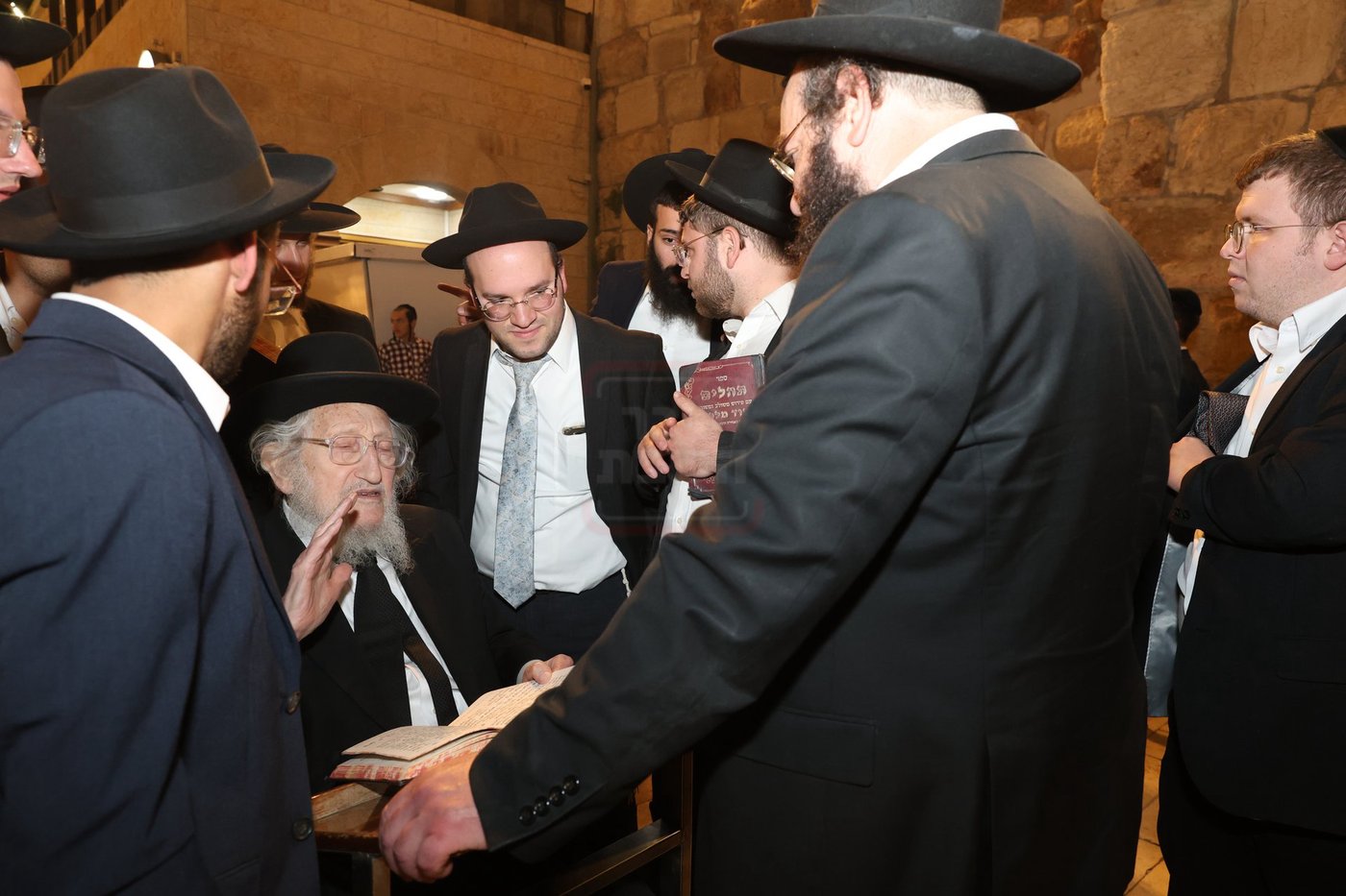 אדמורי"ם ורבנים בכותל - אסרו חג שבועות
