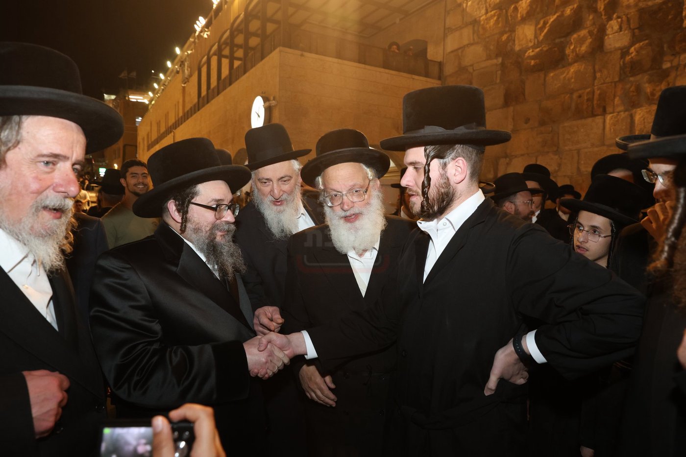 אדמורי"ם ורבנים בכותל - אסרו חג שבועות