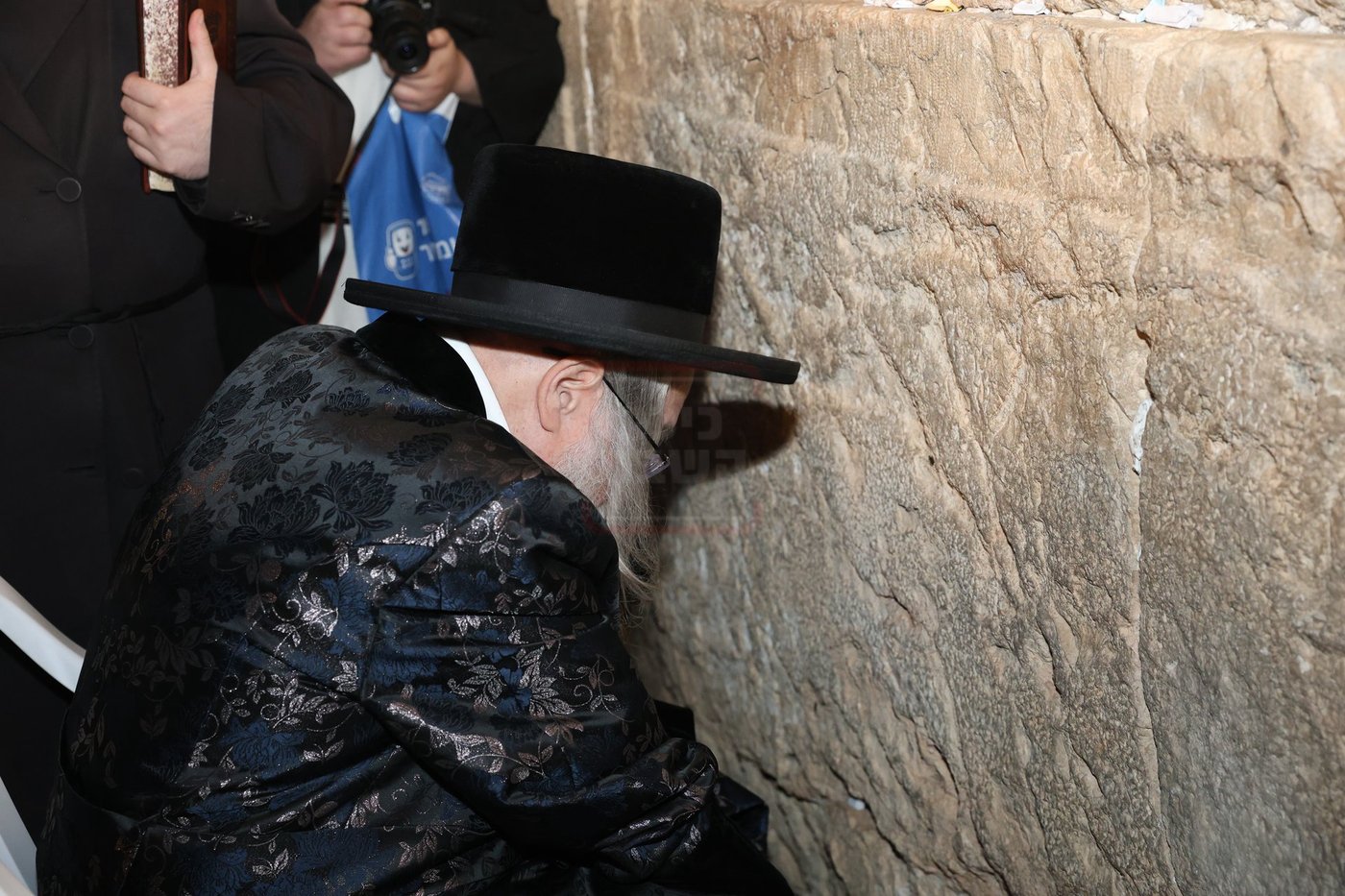 אדמורי"ם ורבנים בכותל - אסרו חג שבועות