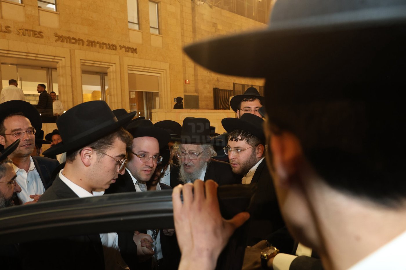 אדמורי"ם ורבנים בכותל - אסרו חג שבועות