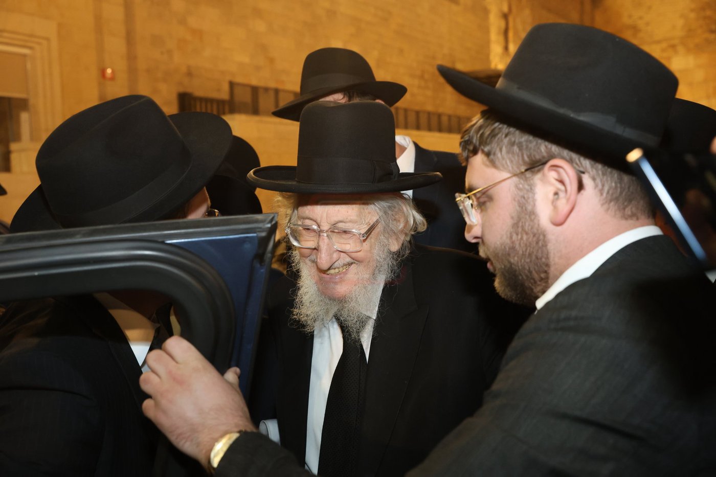 אדמורי"ם ורבנים בכותל - אסרו חג שבועות